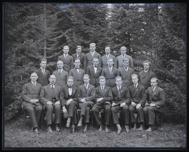 negatiiv Viljandimaa, grupp 20 meest looduses, koor? foto J. Riet, u 1930