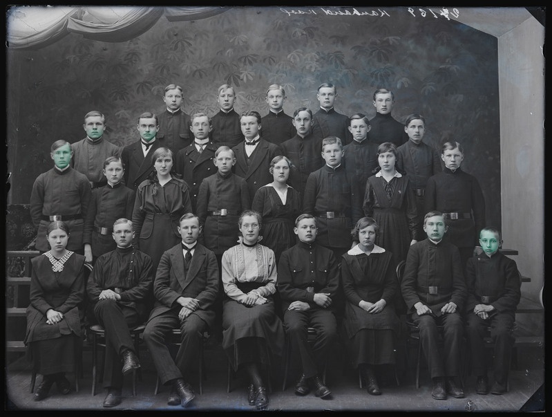 negatiiv Viljandi Kaubanduskool (A. Kamseni Tartu tn 9?), grupp, foto J. Riet, neg 24139, 1917