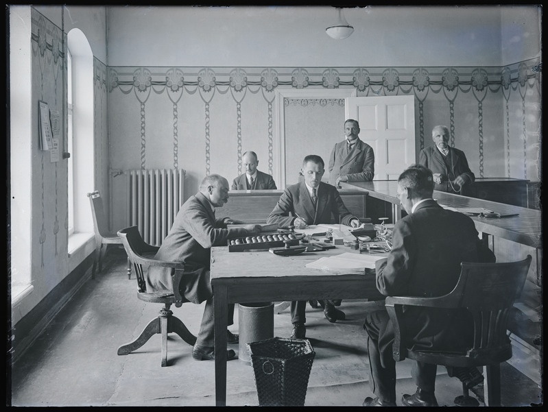 negatiiv Viljandi Ühispank, Tallinna tn 3, sisevaade, töötajad, foto J. Riet, neg 44278, 1925 (või 1924 lõpus)