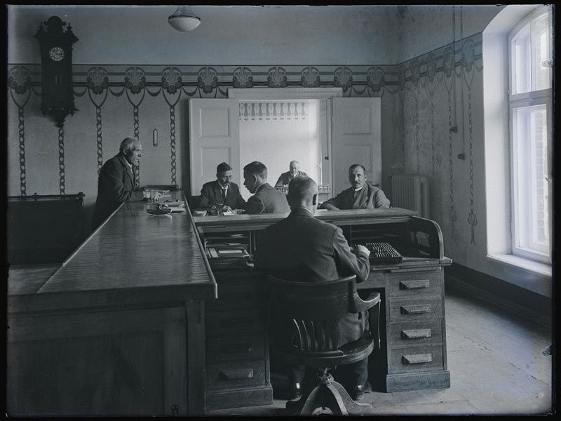 negatiiv Viljandi Ühispank, Tallinna tn 3, sisevaade, töötajad, foto J. Riet, neg 44278, 1925 (või 1924 lõpus)