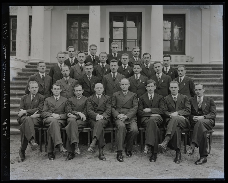 negatiiv Paistu khk Õisu piimanduskool, grupp sh juht J. Grünberg (Tarmisto), foto J. Riet, neg 65117, 1936
