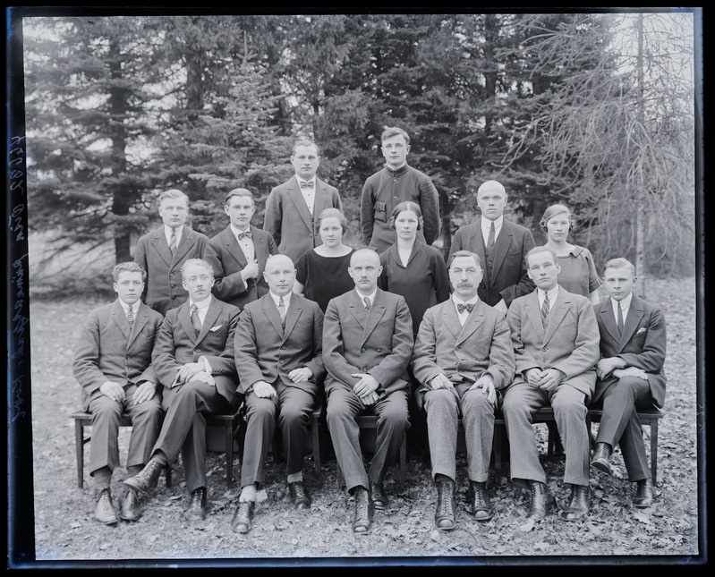 negatiiv Paistu khk Õisu piimaasjanduse kool (piimanduskool 1931-st), õpetajad? ja juht J. Grünberg (Tarmisto), foto J. Riet, neg 46632, 1926