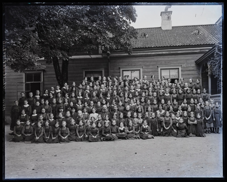 negatiiv Viljandi Linna Tütarlaste Progümnaasium (Linnu tn 4), suur grupp, foto J. Riet, neg 13741, 24.08.1912