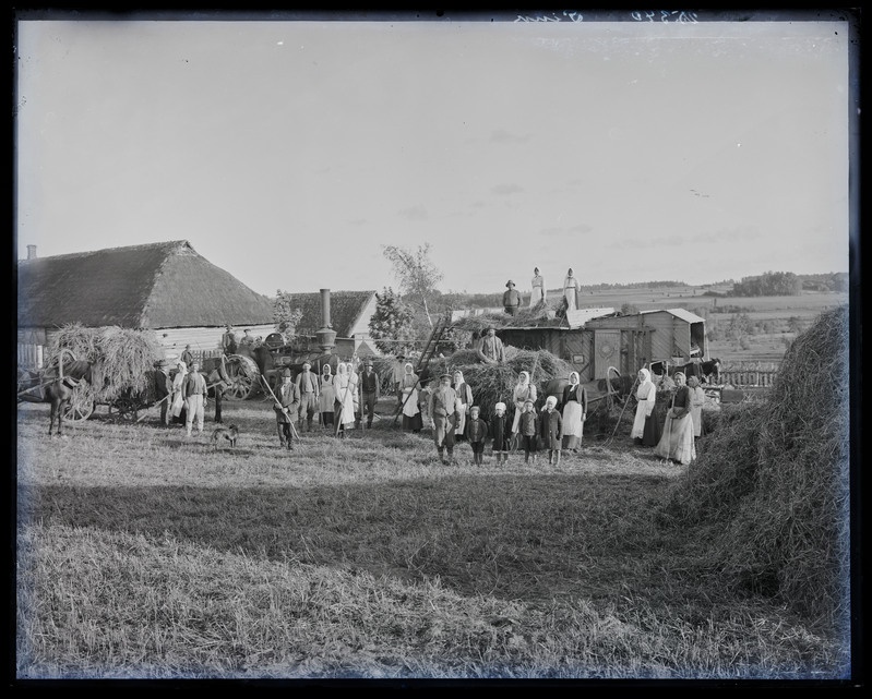 negatiiv Viljandi khk Viiratsi vald Laidu talu (?), rehepeks, suur grupp, foto J. Riet, neg 25340, 1917