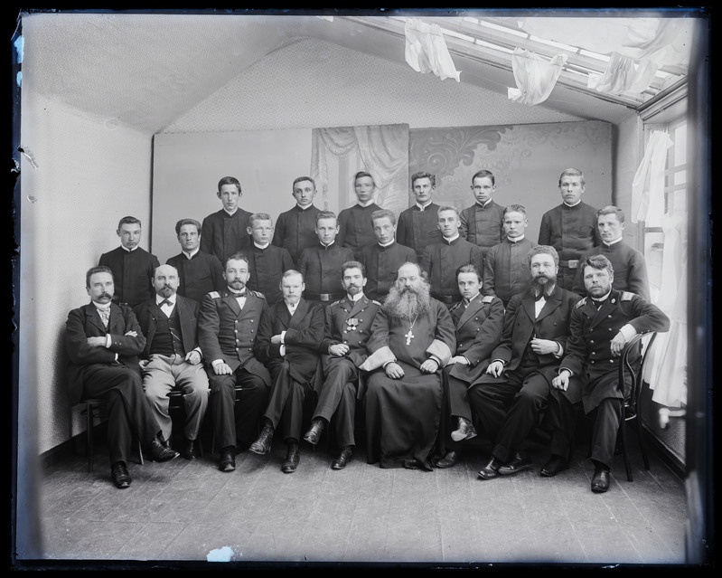 negatiiv Viljandi Linnakool (Laidoneri pl 5), lõpetajad? ja õpetajad, foto J. Riet, neg 3677, 01.06.1904