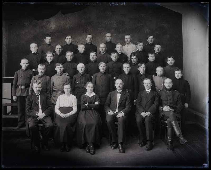 negatiiv Viljandi II Algkool (endine linnakool, Laidoneri pl 5), juht A. Moks, grupp, foto J. Riet, neg 35294, 1920/1921