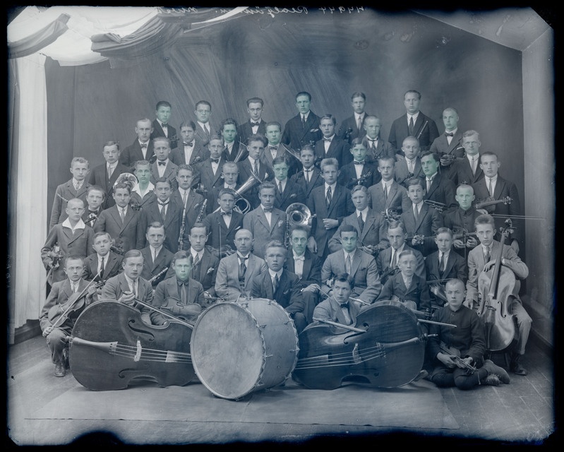 negatiiv Viljandi Poeglaste Gümnaasium (Uueveski tee 1), orkester, sh dirigent Karl Grünvald, kooli juht Theodor Koik, foto J. Riet, neg 44944, 1925 mai
