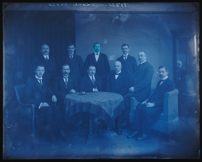 negatiiv Viljandi Ühispank, grupp, foto J. Riet, neg 35220, 1920 (dets.?)