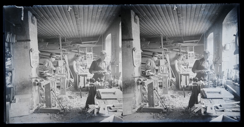 negatiiv stereo, puutöökoda, sisevaade, Viljandi? u 1905 foto J. Riet