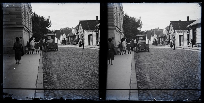 negatiiv stereo, Viljandi Posti tn 22 (kohtumaja) ees auto, inimesed, hobune, kaless, ka Posti tn 15, 17, 19 majad, u 1905 foto J. Riet