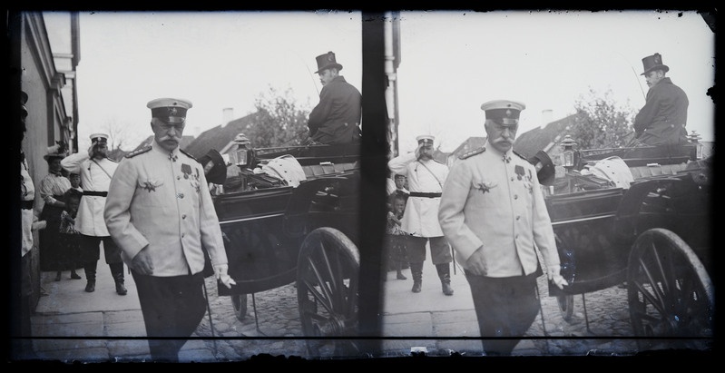 negatiiv stereo, Viljandi, Posti tn? kaless, kutsar, 2 sõjaväevormis meest, u 1905 foto J. Riet