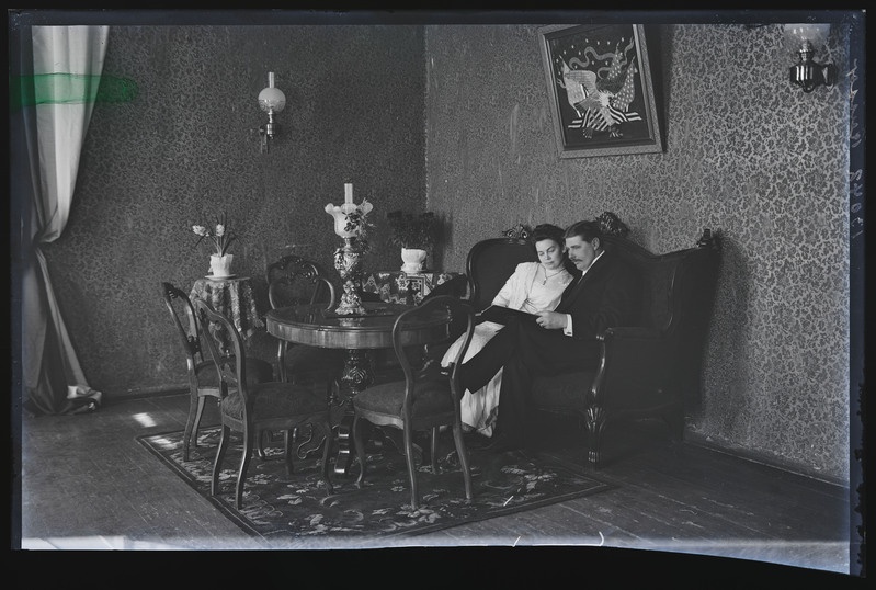 negatiiv Suure-Jaani khk Vastemõisa kroonumõis, sisevaade, rentnik H. Reissar abikaasaga, foto J. Riet, neg 13042, 13.03.1912