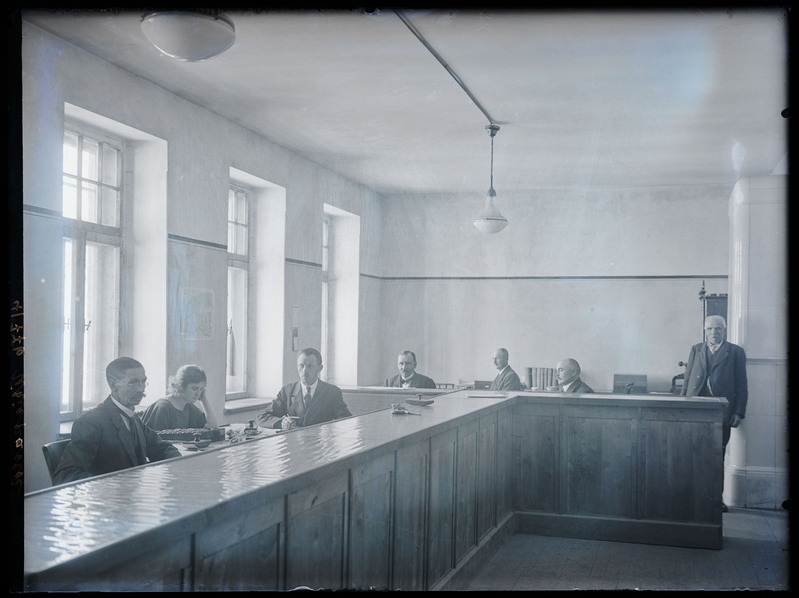negatiiv Viljandi Ühispank, sisevaade, töötajad, foto J. Riet, neg 41776, 1923