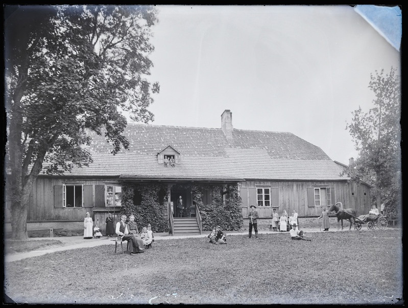 negatiiv Viljandi Pauluse kirik, pastoraat, hoone, inimesed, hobune, kaless, foto J. Riet, neg 2861, 10.07.1903