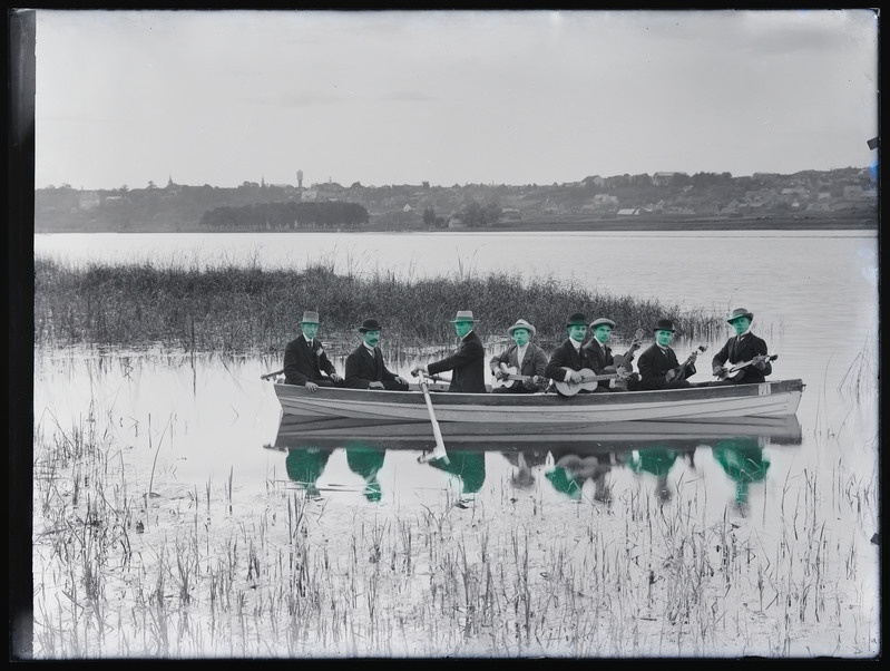 negatiiv Viljandi järv, paadis Rännik'u pillikoor (orkester), foto J. Riet, neg 13700, 12.08.1912