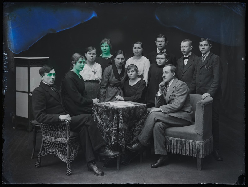 negatiiv Viljandi, grupp (harrastusnäitlejad?), foto J. Riet, neg 34963, 1921