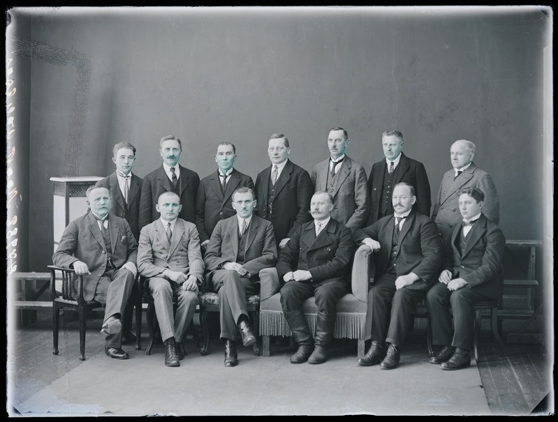 negatiiv  Viljandi Maakonna Valitsus (maavalitsus), grupp, maavanem H. Lauri, foto J. Riet, neg 47782,