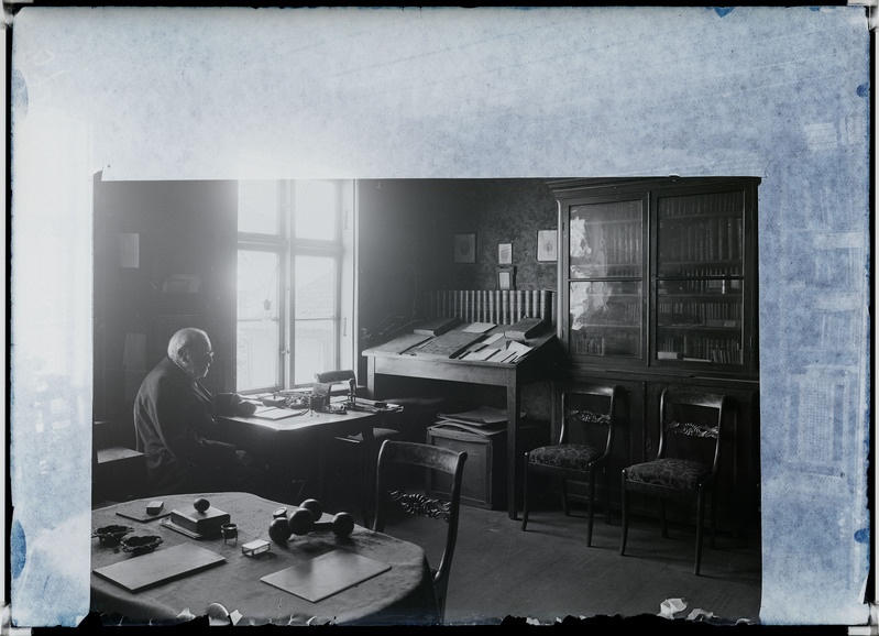 klaasnegatiiv, Friedrich Kuhlbars, istumas kabinetis laua taga, 1922