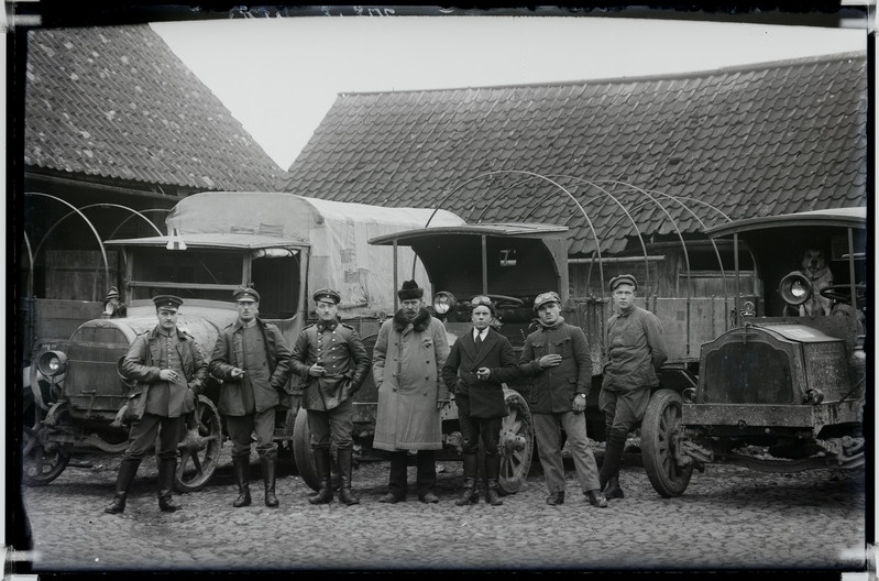 klaasnegatiiv, grupipilt, sakslased Viljandi linakaupmehe Ütti hoovis enne lahkumist, 1918