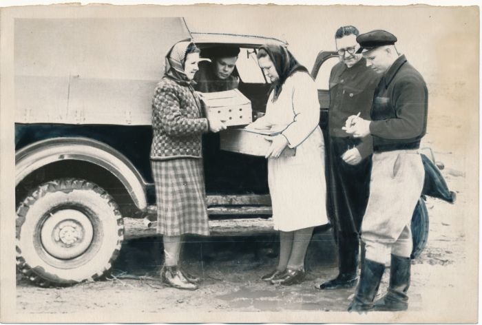 Foto. Haapsalu rajoonidevahelise Haude-linnukasvatusjaama direktor (paremal) Sulev Orgla saadab tibudekoorma teele Keilasse. 1957. Foto A. Lumeste.