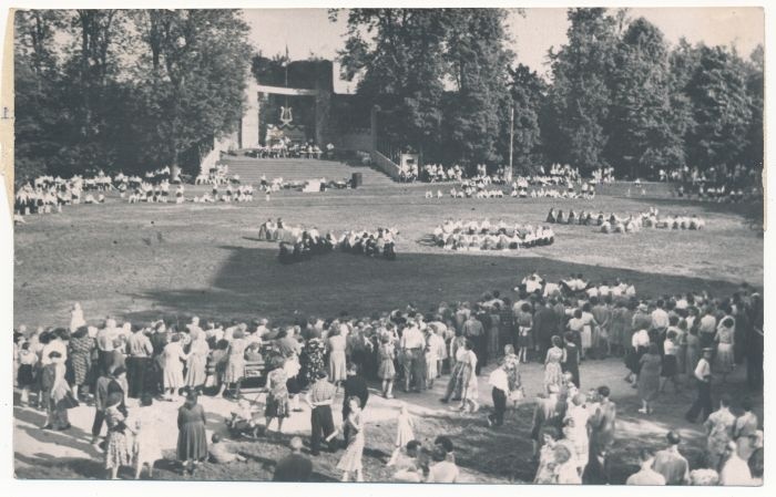 Foto. Haapsalu koolinoorte laulupäev linnuses. Esinevad rahvatantsurühmad. 1961. Foto E. Adami - ETA.