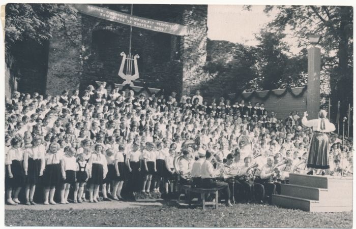Foto. Haapsalu rajooni koolinoorte laulupäev. Esinevad ühendkoor ja orkester, juhatab Helga Kariis. 1961. Foto E. Adami.