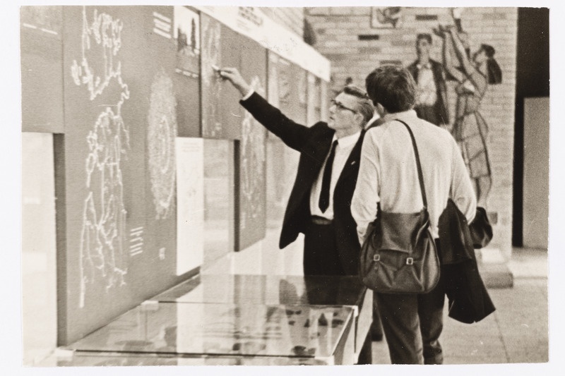 III fennougristide kongressil (FU 1970) osalejad arheoloogianäitusel