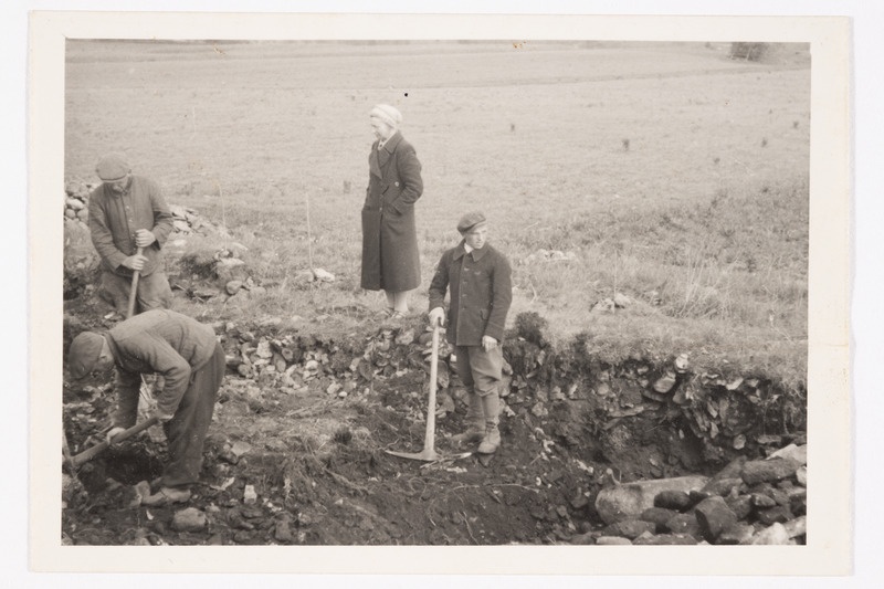 Marta Schmiedehelm arheoloogilisi kaevamisi juhatamas