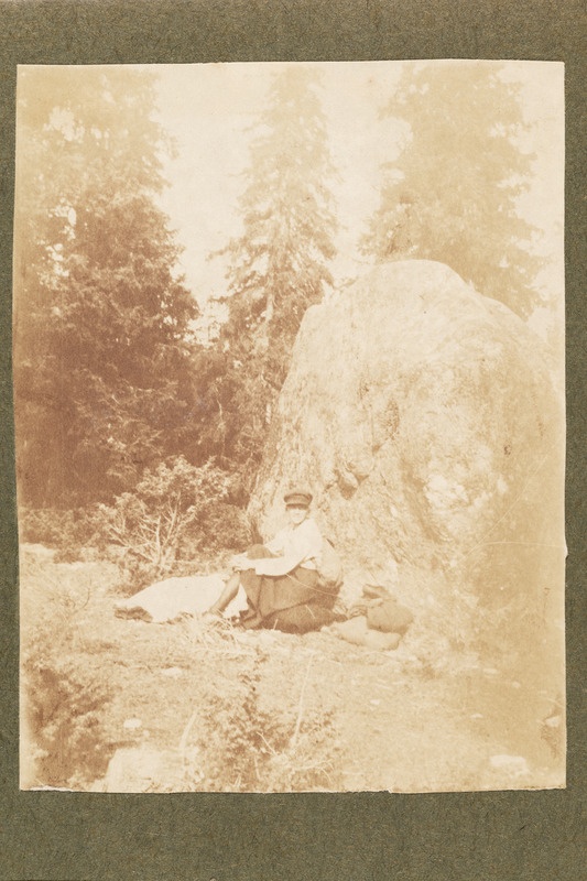 Arheoloogiatudeng välitöödel puhkehetkel