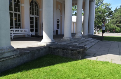 Suvitajad Pärnu mudaravila ees. rephoto