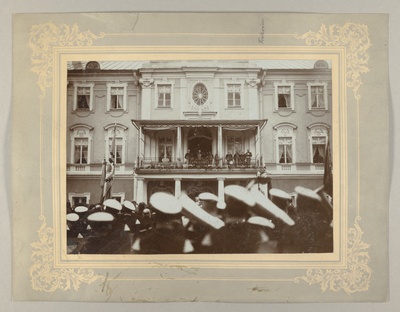 Keiser Nikolai II Kadrioru lossi rõdul.  duplicate photo