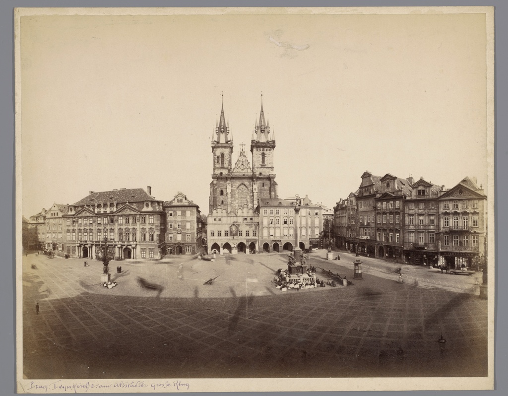 Gezicht op het oude stadsplein en de Tynkerk in Praag