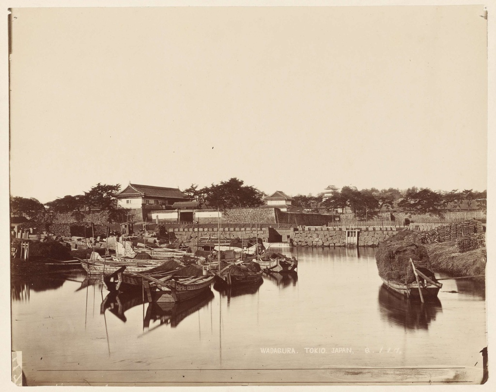 Wadagura. Tokio Japan Q. 117, Gezicht op Wadagura poort met boten op de voorgrond in Tokyo