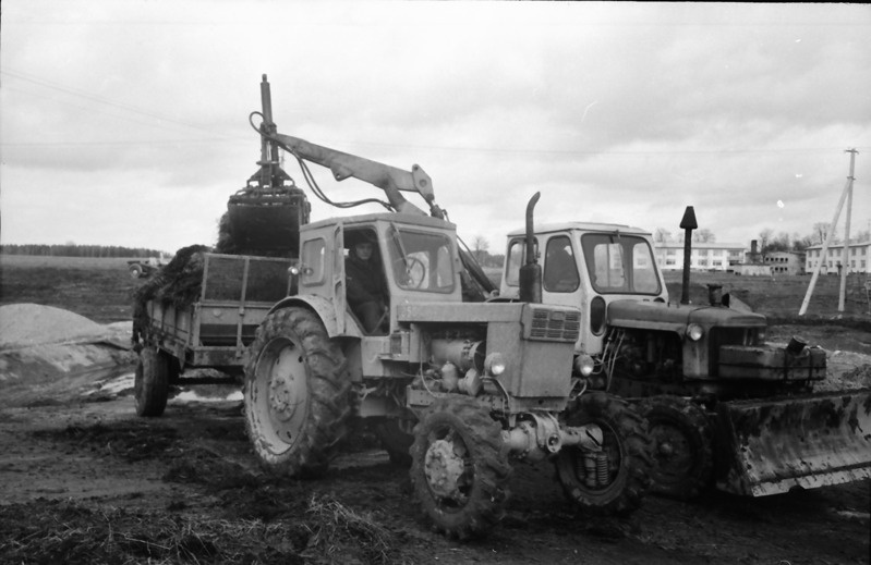 1976. a. Helme kutsekeskkooli lõpetanu K. Hermann tööl Aakre kolhoosi traktoristina.