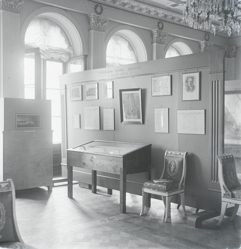 ENSV Riikliku Ajaloomuuseumi ekspositsioon - Kohtu tn 6. Stend ja vitriin - "Töörahva ühine väerind 1922-1924".