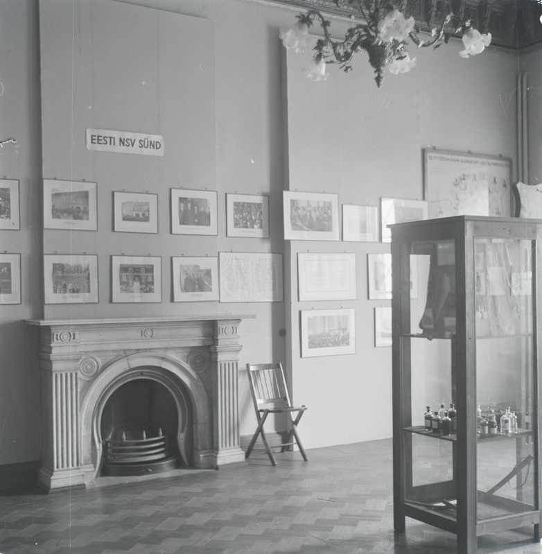 ENSV Riikliku Ajaloomuuseumi ekspositsioon - Kohtu tn 6. Sein: "Eesti NSV sünd".