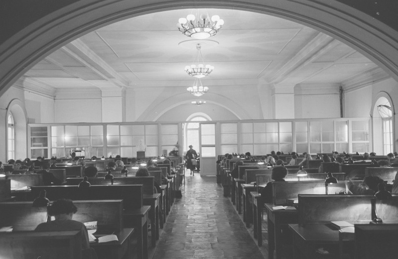 Tartu ülikooli õpperaamatukogu lugemissaal. Sisevaated