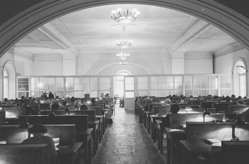 Tartu ülikooli õpperaamatukogu lugemissaal. Sisevaated