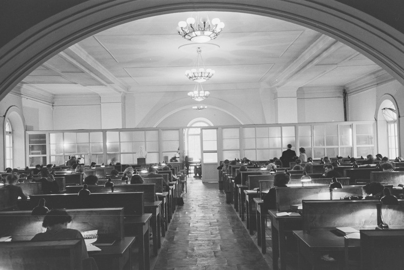 Tartu ülikooli õpperaamatukogu lugemissaal. Sisevaated