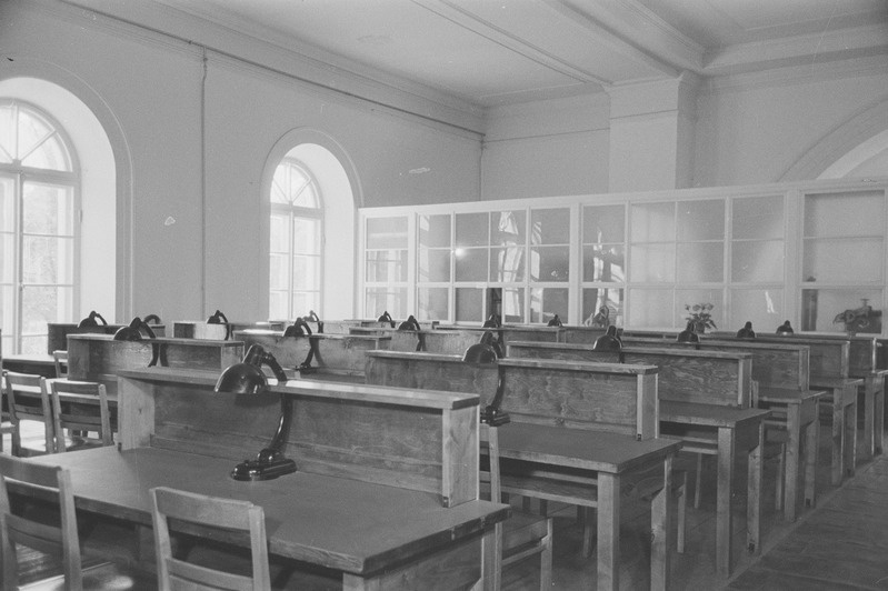 Tartu ülikooli õpperaamatukogu lugemissaal. Sisevaated