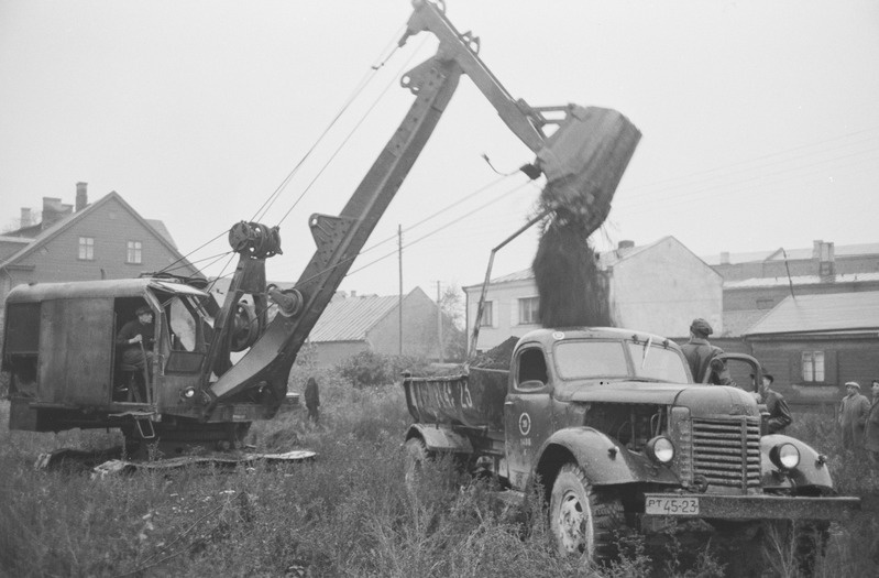 Tartu ülikooli Tiigi t. ühiselamu ehitus. Esimene tööpäev. 6. oktoober 1960. a.