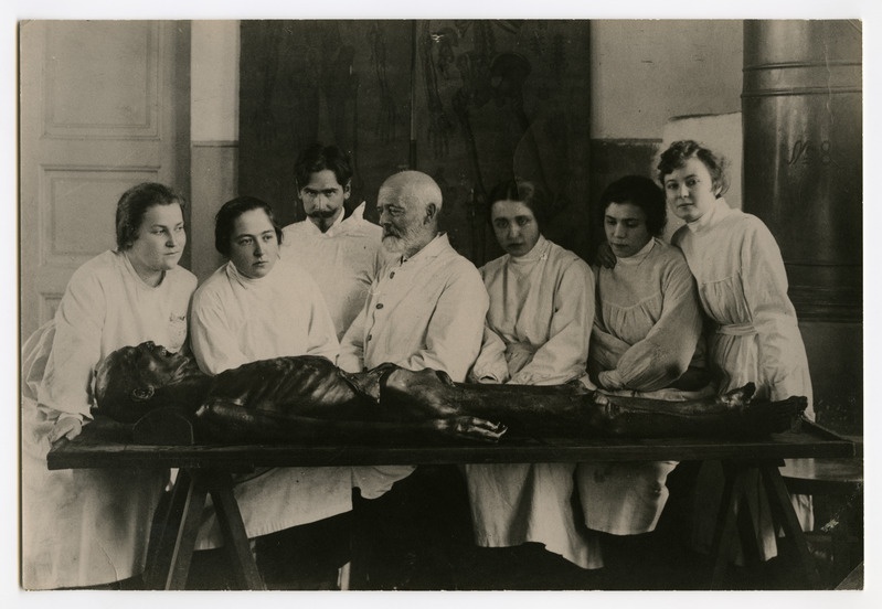 Üliõpilased praktikumis prof. A. Sommeriga vanas anatoomikumis, umbes 1925.a.