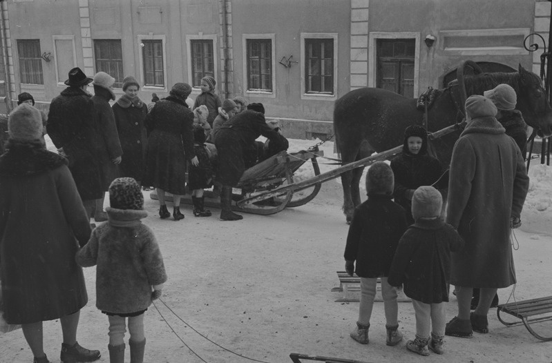 Tartu ülikooli ametiühingu komitee üritused lastele. Vastlapäev. Kelgutamine, saanisõit. Veebruar 1960. a.