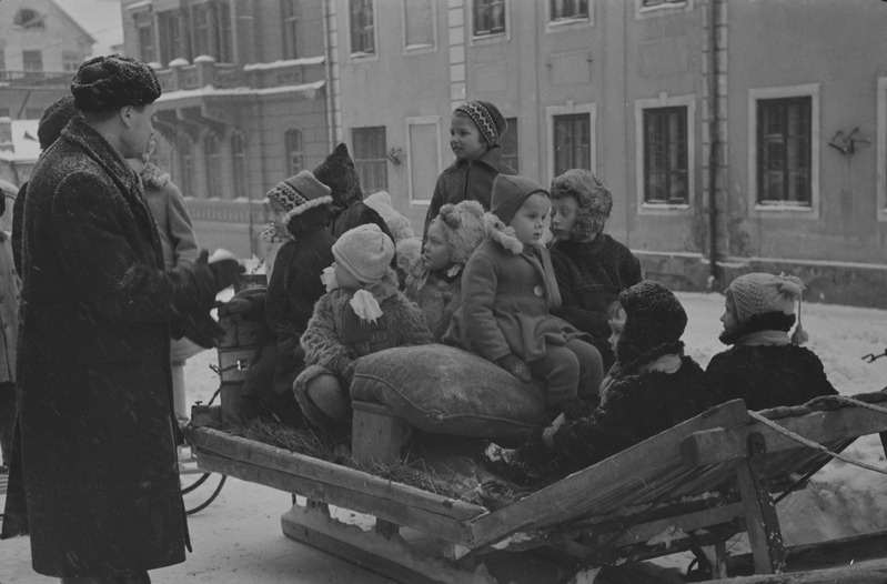 Tartu ülikooli ametiühingu komitee üritused lastele. Vastlapäev. Kelgutamine, saanisõit. Veebruar 1960. a.