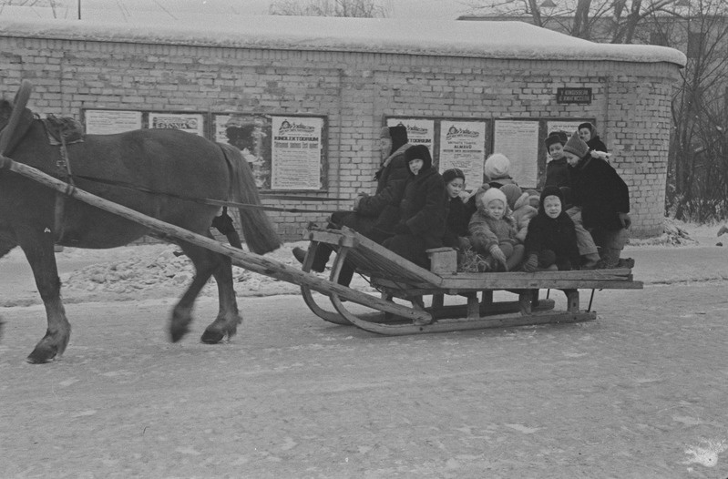 Tartu ülikooli ametiühingu komitee üritused lastele. Vastlapäev. Kelgutamine, saanisõit. Veebruar 1960. a.