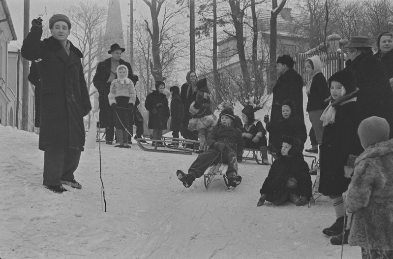 Tartu ülikooli ametiühingu komitee üritused lastele. Vastlapäev. Kelgutamine, saanisõit. Veebruar 1960. a.