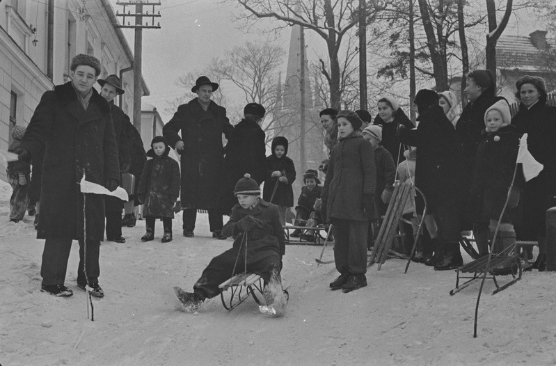 Tartu ülikooli ametiühingu komitee üritused lastele. Vastlapäev. Kelgutamine, saanisõit. Veebruar 1960. a.