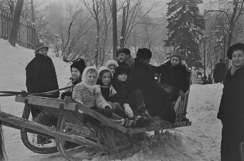 Tartu ülikooli ametiühingu komitee üritused lastele. Vastlapäev. Kelgutamine, saanisõit. Veebruar 1960. a.