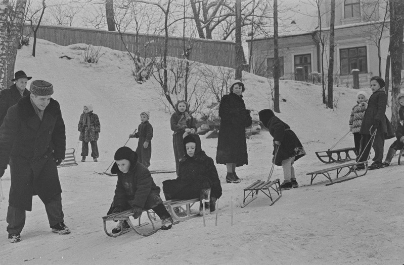 Tartu ülikooli ametiühingu komitee üritused lastele. Vastlapäev. Kelgutamine, saanisõit. Veebruar 1960. a.