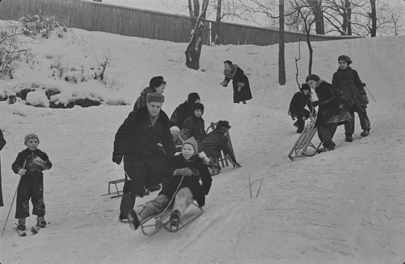 Tartu ülikooli ametiühingu komitee üritused lastele. Vastlapäev. Kelgutamine, saanisõit. Veebruar 1960. a.